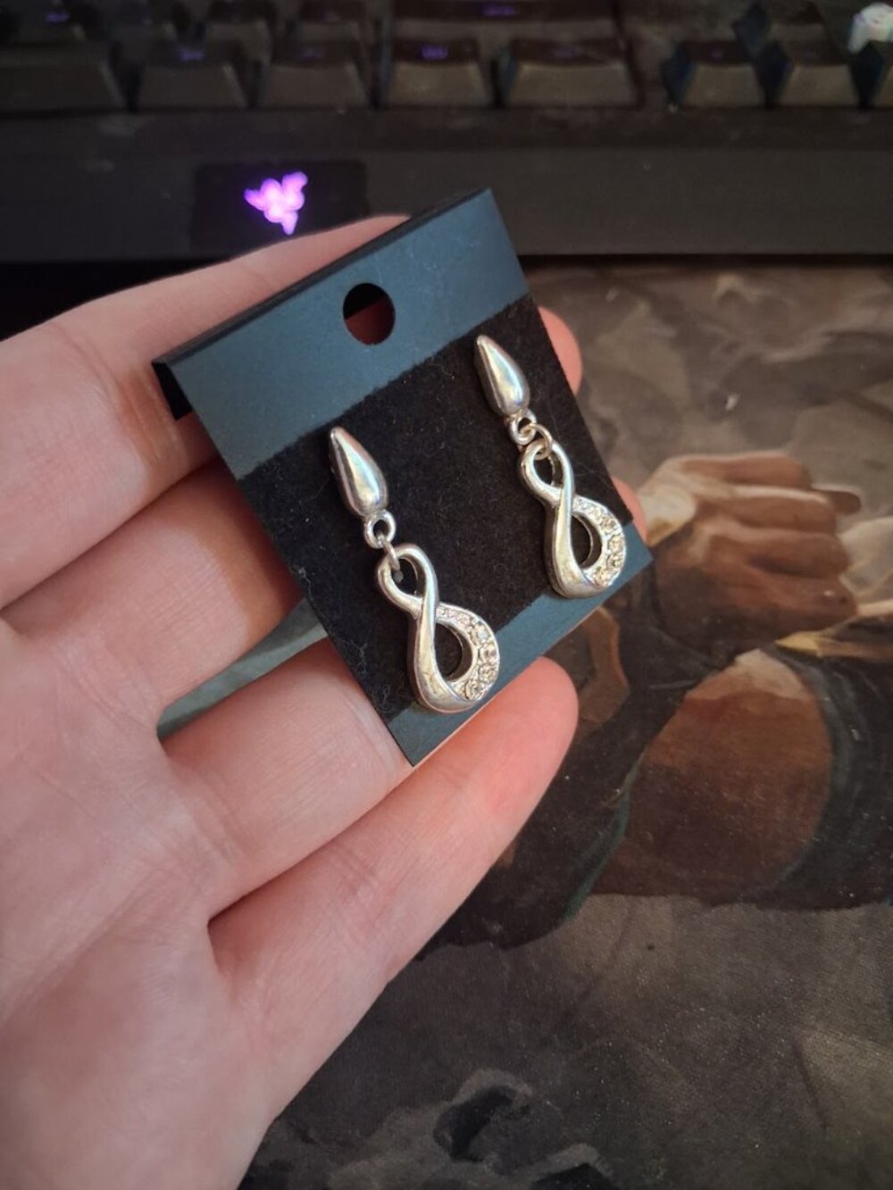 Infinity loop dangle earrings - Picture 2 of 4